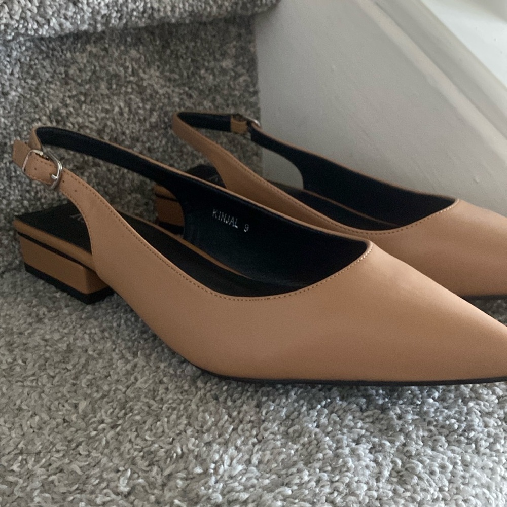 *BRAND NEW* Nude flats